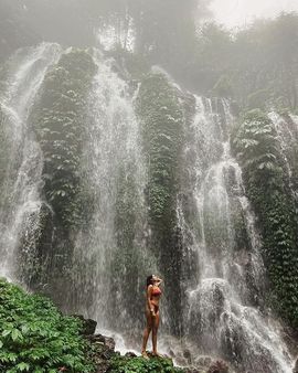 બ્રાઉન બિકીનીમાં પોઝ આપ્યા