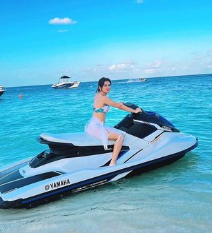 બિકીની પહેરી ચીલ કરતી દેખાઈ બિકીની પહેરી ચીલ કરતી દેખાઈ