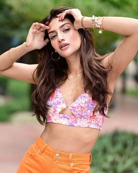 ઓરેંજ ટ્રાઉઝર અને પ્રિન્ટેડ બ્રાલેટમાં પોઝ આપ્યા