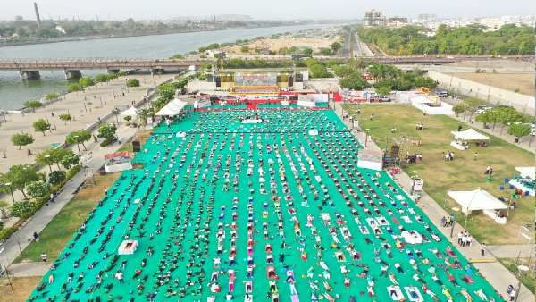 વિશાળ સંખ્યામાં નાગરિકોએ ભેગા મળી યોગ કર્યા