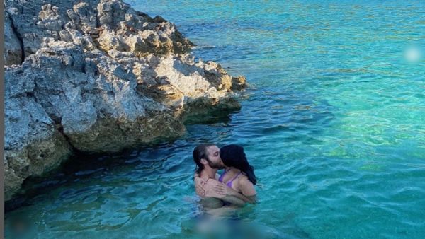 બોયફ્રેન્ડ સાથેની ઈન્ટીમેટ તસવીરો શેર કરી બોયફ્રેન્ડ સાથેની ઈન્ટીમેટ તસવીરો શેર કરી