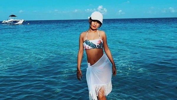 બિકીની પહેરી દરિયામાં ડ્રાઇવ કરતી દેખાઈ અવનીત કૌર, બોલ્ડ ફોટો વાયરલ!