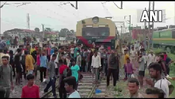 લખીસરાયના સમસ્તીપુરમાં ટ્રેનોને આગ લગાડાઇ