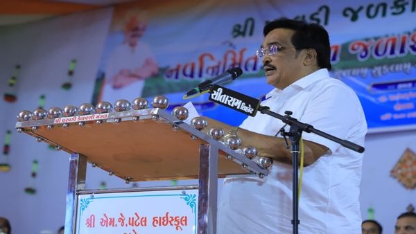 સવા કીલો ચાંદીનું કમળ સ્મૃતિ ભેટ આપીને પાટીલનું કરાયું સ્વાગત