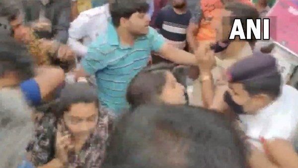 દિલ્હી: યુવતિએ મિત્રો સાથે મળીને પોલીસકર્મીની કરી ધુલાઇ, લોકો બનાવતા રહ્યાં વીડિયો