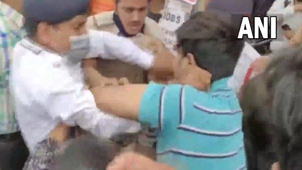 યુવક અને યુવતીએ પોલીસકર્મીને માર માર્યો યુવક અને યુવતીએ પોલીસકર્મીને માર માર્યો