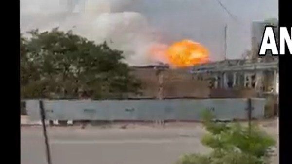 ગુજરાત: વડોદરાની નાઇટ્રેટ કંપનીમાં બ્લાસ્ટ બાદ લાગી ભીષણ આગ, 10 લોકો ઘાયલ