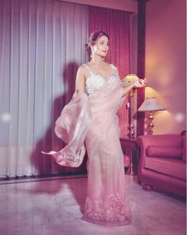 હિનાના ઈન્સ્ટાગ્રામ પર 17 મિલિયન ફોલોઅર્સ છે