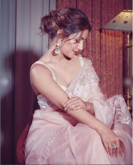 સુંદર ઇયરિંગ્સે હિનાના લુકમાં ઉમેરો કર્યો