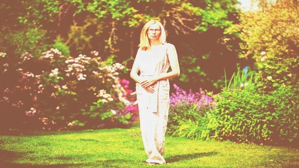 યુદ્ધના કારણે તે એમ્બ્રીયો પોતાની સાથે લાવી શકી ન હતી.