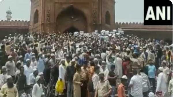 પયગંબર પર ટીપ્પણી વિવાદ: જુમ્માની નમાઝ બાદ દિલ્હીની જામા મસ્જિદ બહાર વિરોધ પ્રદર્શન