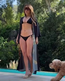 ડોગ સાથે મસ્તી કરી રહી હતી