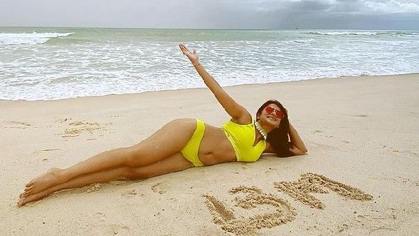 જેનિફર વિંગેટે બીચ પર રેતીમાં સુઈને યલો બિકીનીમાં પોઝ આપ્યા, જુઓ ફોટો!