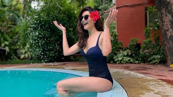 બ્લૂ બિકીનીમાં પાણીમાં આગ લગાવતી જોવા મળી કરિશ્મા તન્ના, હોટ લુક વાયરલ!