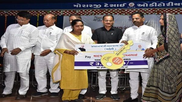 ગુજરાત ગૌરવ અભિયાનઃ વલસાડ જિલ્લાના લાભાર્થીઓને કરાવ્યો ઈ-ગૃહ પ્રવેશ