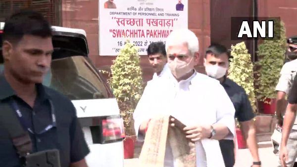 કાશ્મીરી પંડિતોને લઇ દિલ્હીમાં હાઇલેવલની બેઠક, મનોજ સિન્હાએ ગૃહમંત્રીને આપી હાલાતની જાણકારી