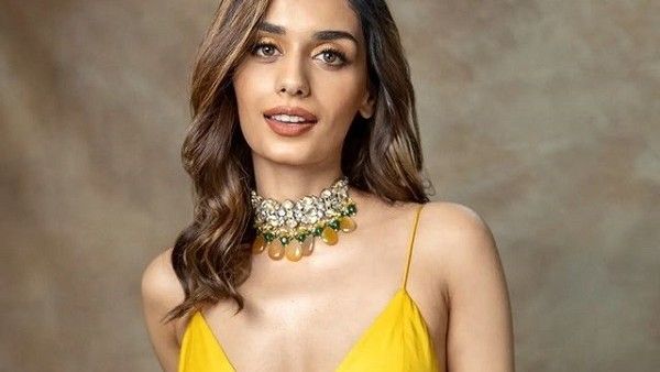 ડીપ નેક બ્લાઉઝમાં માનુષી છિલ્લરનો હોટ અવતાર, ફોટો પર ફેન્સ ફિદા થયા!