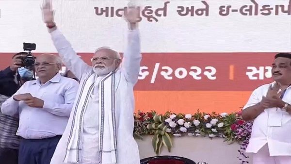 વડોદરામાં ભાવુક થયા પીએમ મોદી, કહ્યું- આજે હું તેમને મળ્યો જેમના હાથની મે રોટલી ખાધી હતી