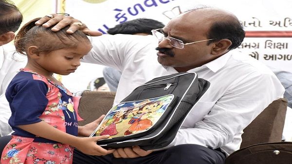 ગાંધીનગર જિલ્લમાં સામાજિક ન્યાન મંત્રી શાળા પ્રવેશોત્સવમાં રહ્યા હાજર