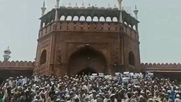 યુપીના પ્રયાગરાજમાં હંગામો, પોલીસના વાહનો સળગાવ્યા