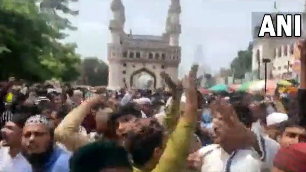 હૈદરાબાદમાં મક્કા મસ્જિદની બહાર વિરોધ પ્રદર્શન