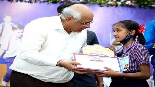 શાળા પ્રવેશોત્સવની 17મી આવૃત્તિ દરમિયાન સભાને સંબોધી