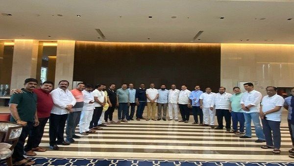 બળવાખોર ધારાસભ્યોની અનોખી યુક્તિ