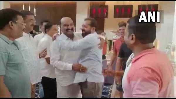 શિંદેએ આ રીતે ધારાસભ્યોને લીધા સાથે