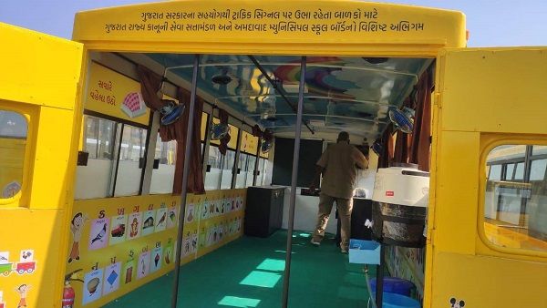અમદાવાદ: હવે ટ્રાફીક સિગ્નલ પર ભિક્ષા નહી શિક્ષા ગ્રહણ કરશે બાળકો, સિગ્નલ સ્કુલની કરાઇ શરૂઆત