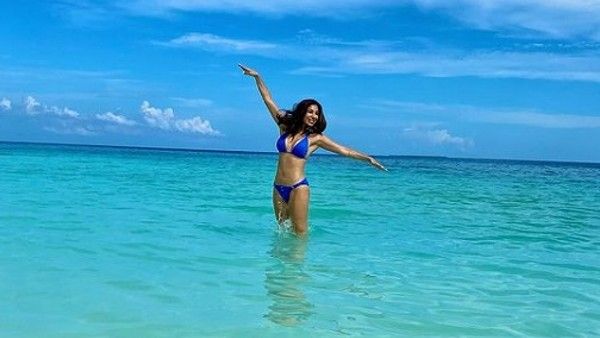 બ્લૂ બિકીનીમાં દરિયામાં મસ્તી કરવા પહોંચી સોફી ચૌધરી, ફોટોએ પાણીમાં આગ લગાવી!