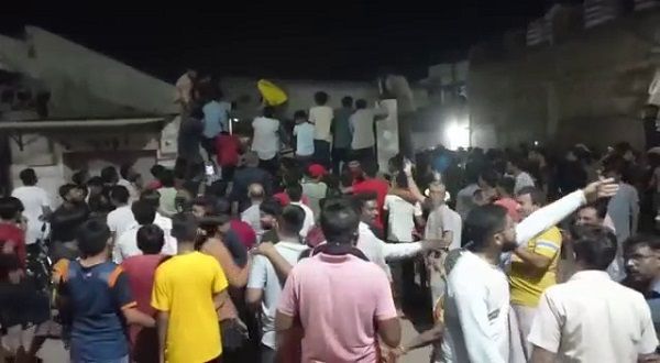 ગામલોકો ટોળકી બનાવીને પેટ્રોલિંગ કરી રહ્યા છે ગામલોકો ટોળકી બનાવીને પેટ્રોલિંગ કરી રહ્યા છે