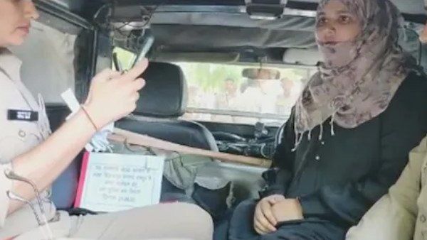 રામપુર પેટાચૂંટણી: બુરખો પહેરી વોટ આપવા પહોંચેલી મહિલાને પોલીસે કરી ગિરફ્તાર, સામે આવી આ સચ્ચાઇ