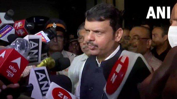 મહારાષ્ટ્ર રાજકીય સંકટઃ પૂર્વ CM ફડણવીસે કરી ફ્લોર ટેસ્ટની માંગ, રાજ્યપાલ સાથે કરી મુલાકાત