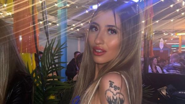 ઘણી છોકરીઓ લોયલ્ટી ટેસ્ટમાં દેખાય છે