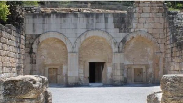 1800 વર્ષ જૂની કબર