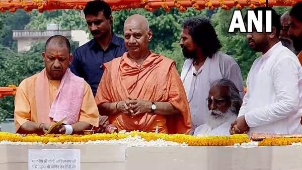અયોધ્યા: રામ મંદીરના શિલાપુજનમાં શામેલ થયા સીએમ યોગી, મુક્યો ગર્ભગૃહનો પ્રથમ પથ્થર