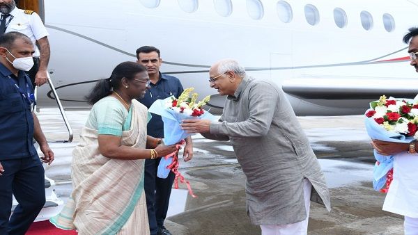 મુખ્યમંત્રી ભૂપેન્દ્ર પટેલે દ્રોપદી મુ્ર્મુનુ કર્યું સ્વાગાત, મંત્રીમંડળના સભ્યો પણ હાજર