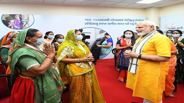 પ્રધાનમંત્રી નરેન્દ્ર મોદીએ પશુપાલન કરતી મહિલાઓ સાથે કરી ચર્ચા