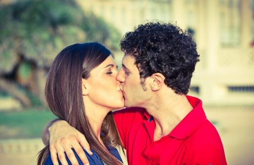 સિંગલ લિપ કિસ