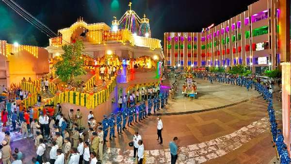 મુખ્યમંત્રી ભૂપેન્દ્ર પટેલે પહિંદ વિધિ કરીને રથયાત્રાનો પ્રારંભ કરાવ્યો