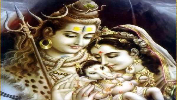 શિવ અને માતા પાર્વતીની મૂર્તિ