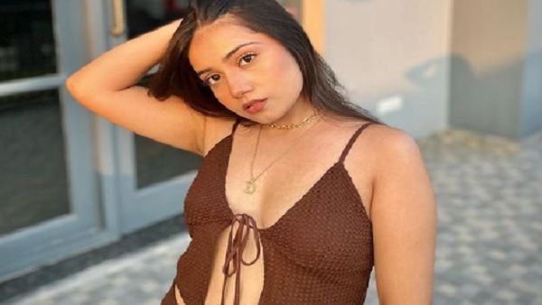 બ્રાલેસ થઈને પડાવ્યો ફોટો બ્રાલેસ થઈને પડાવ્યો ફોટો