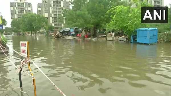 અમદાવાદ મુંબઈ નૅશનલ હાઈ વે પર વરસાદી પાણી ભરાયા
