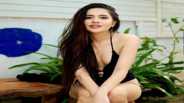 વાસ્તવમાં એક સ્ટ્રિપ પર ટકેલી છે બ્રા વાસ્તવમાં એક સ્ટ્રિપ પર ટકેલી છે બ્રા