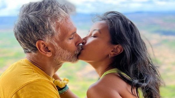 લોકોને આપી રહ્યા છે કપલ ગોલ્સ