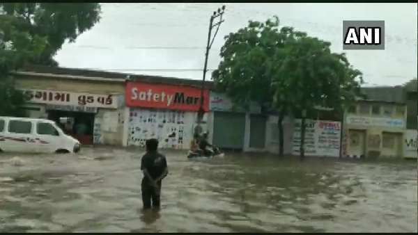 સૌરાષ્ટ્રમાં રેડ એલર્ટ, શાળા-કૉલેજો બંધ