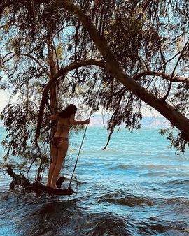 બિકીની પહેરી ઝૂલા પર ઝૂલતા પોઝ આપ્યા બિકીની પહેરી ઝૂલા પર ઝૂલતા પોઝ આપ્યા