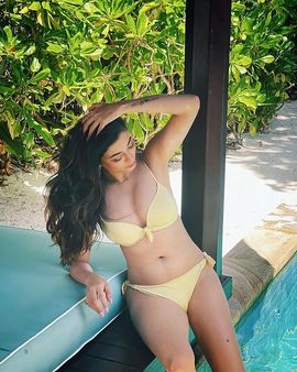 આફરીન સતત બોલ્ડ ફોટો શેર કરતી રહે છે આફરીન સતત બોલ્ડ ફોટો શેર કરતી રહે છે