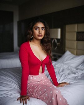 બ્રાલેસ થઈને પોઝ આપ્યા
