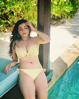 બિકીની લુક આફરીન એકદમ બોલ્ડ લાગી રહી છે બિકીની લુક આફરીન એકદમ બોલ્ડ લાગી રહી છે